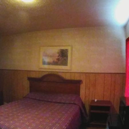 Colonial Motel Marshalltown Екстер'єр фото